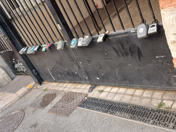 כספות תלויות על שער