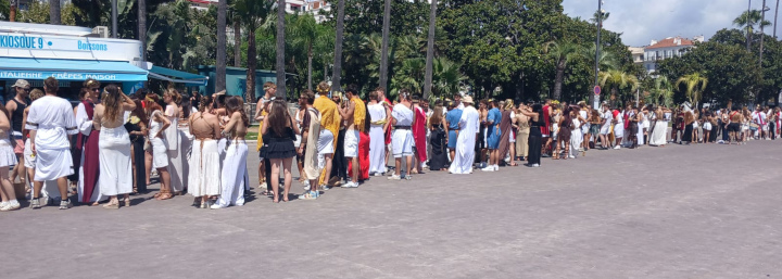 אנשים בתחפושת