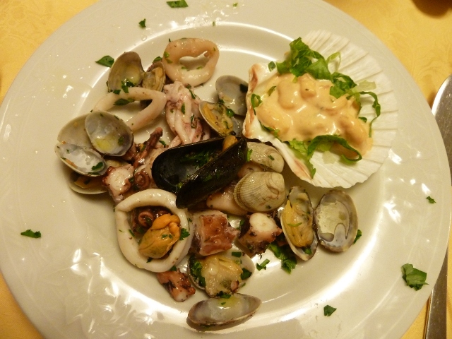 צלחת עם צדפות למאכל