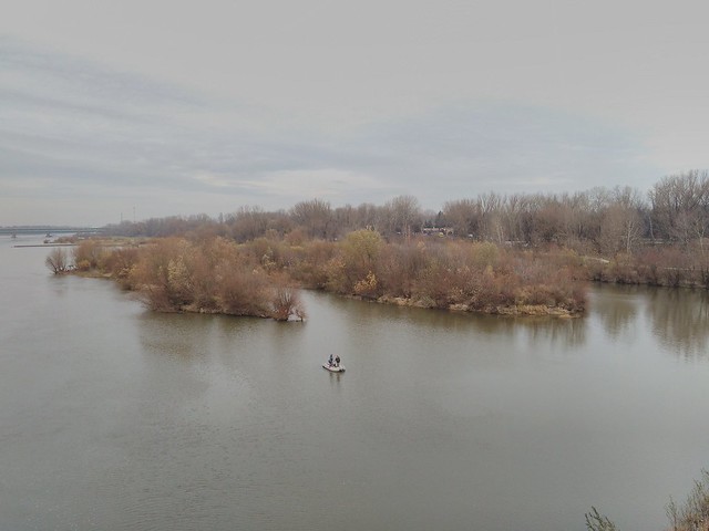 דייגים על נהר בחורף