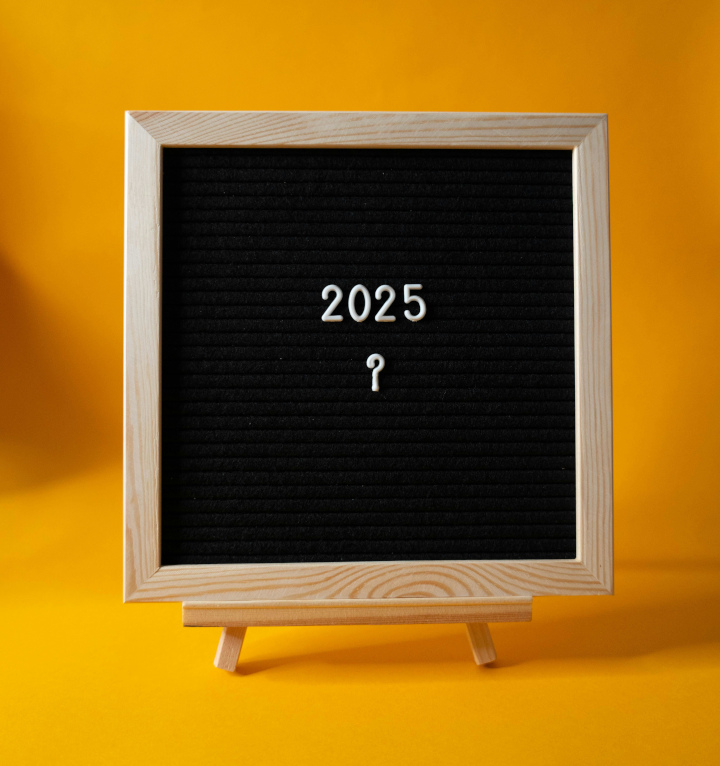 לוח ועליו כתוב 2025