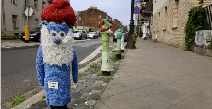 עמודי הפרדת חניה ברחוב מחופשים