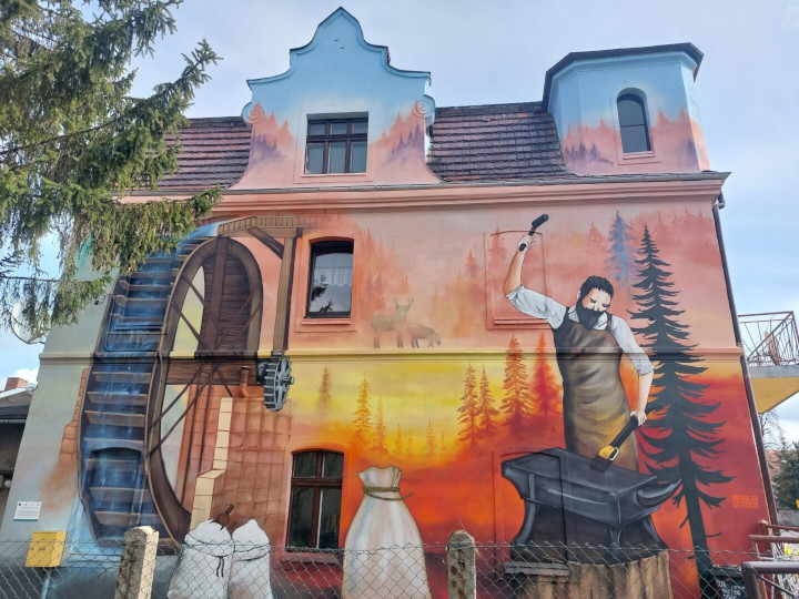 ציור קיר על פני בניין שלם בפולין