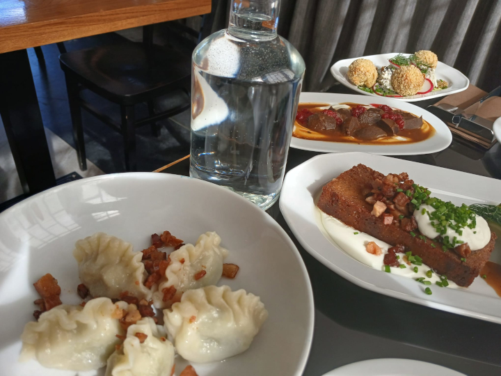 פתיחת שולחן ב-The Eatery Trad