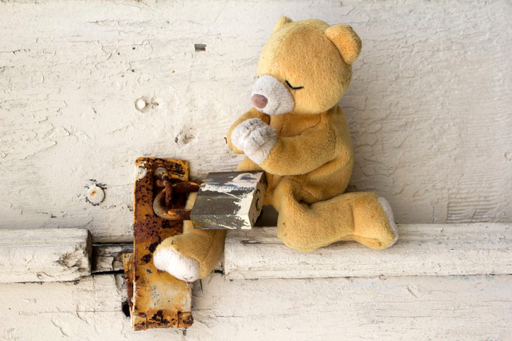 דובי יושב על מנעול