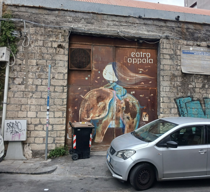 כניסה לתאטרון, דלת חלודה עם ציור שהופך אותה לרומנטית